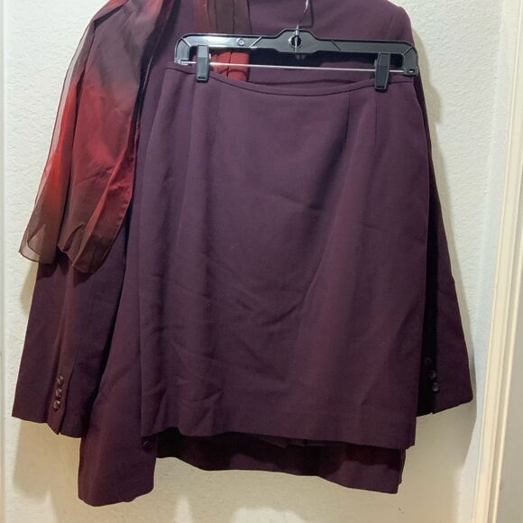 B. Bennett  2 piece  Skirt Suit. Excellent Condition. Size:8 - Picture 10 of 15